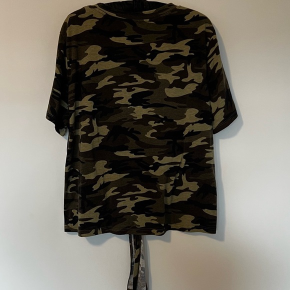 Knotted camo top. - Picture 3 of 4